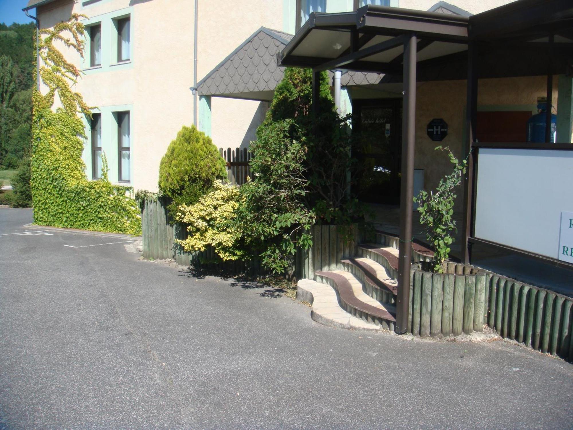 Hotel-Restaurant Le Calice Du Gevaudan - A75 Banassac Exterior foto