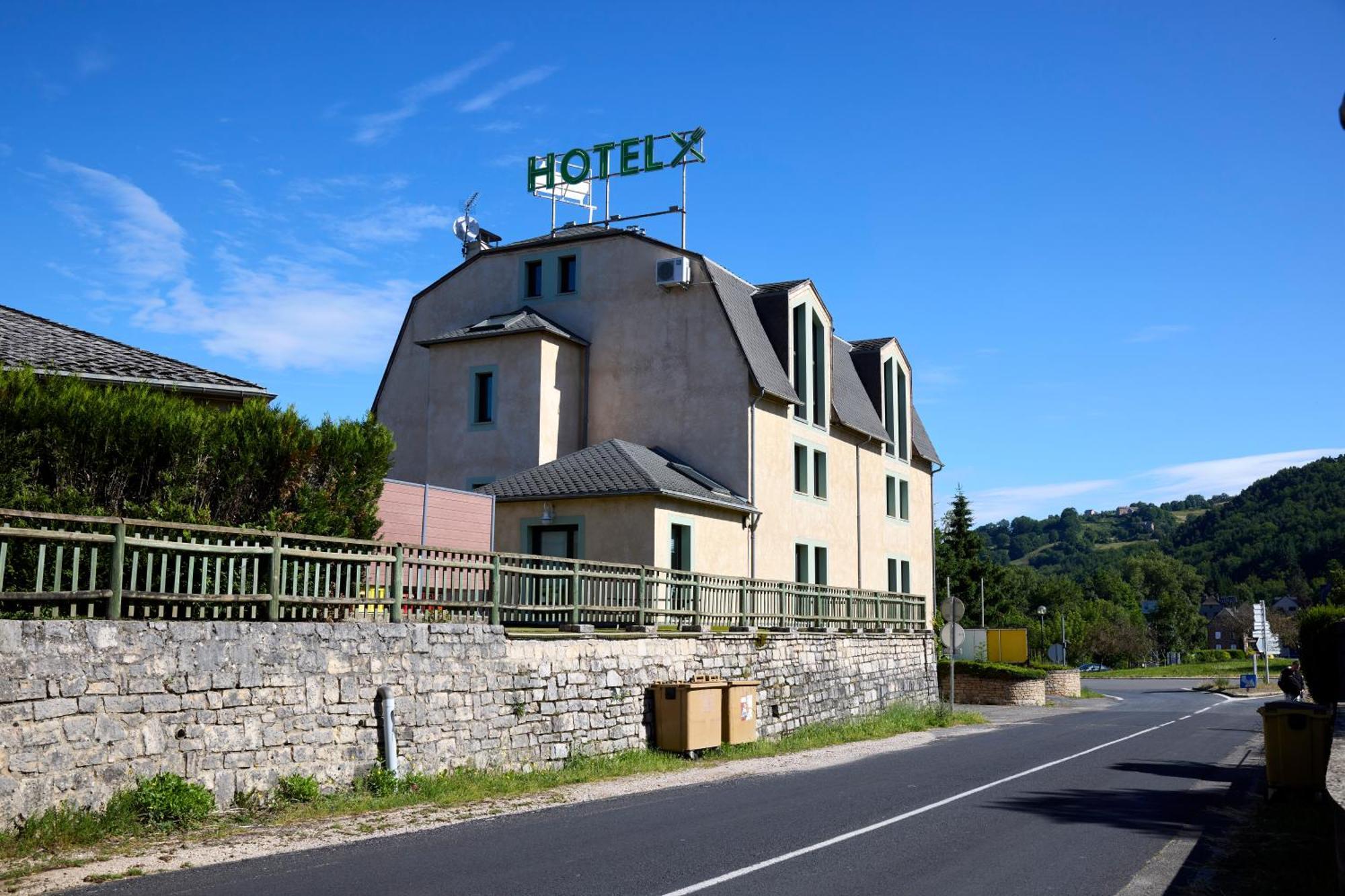 Hotel-Restaurant Le Calice Du Gevaudan - A75 Banassac Exterior foto